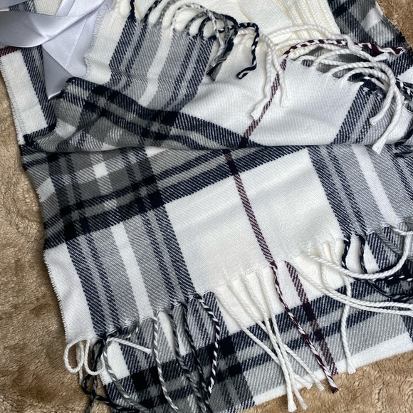 Francesca’s Scarf Beanie & Glove Gift Set Screen Compatible Christmas Gift - Picture 5 of 12